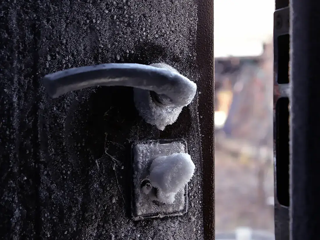 Из двери дует холод