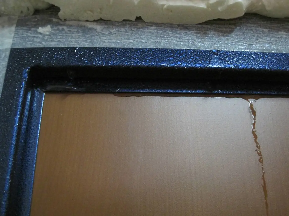 Конденсат и влага на двери